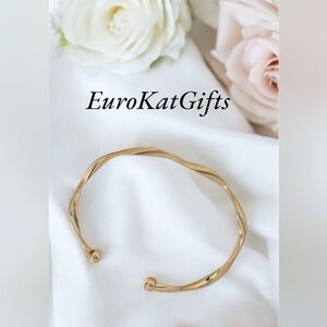 NEW Beautiful Gold Twist Cuff Bracelet Bangle Adjustable NEW Minimalist NWT